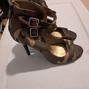 Christian Siriano Camo Strappy Stiletto Heels Size 7.5 EUC Buckle Zip